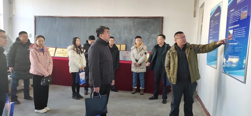 内蒙古自治区雷达技术与应用重点实验室,并听取了实验室负责人黄平平
